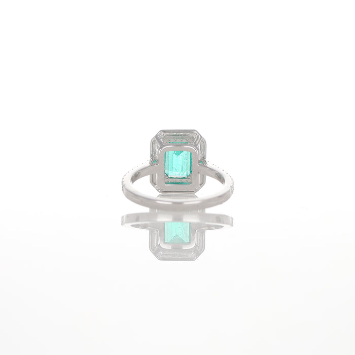 Anello in Oro Bianco 18kt con Smeraldo Rettangolare e Doppia Cornice di Diamanti
