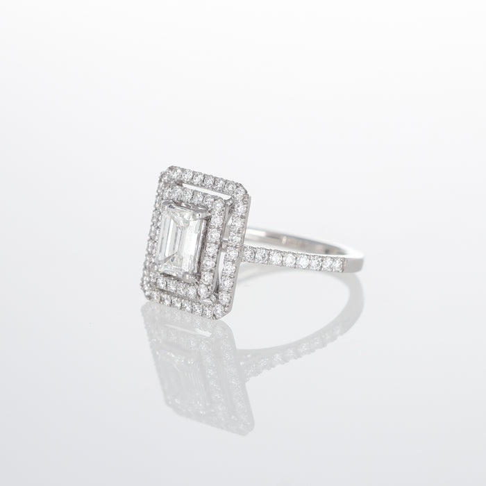 Anello Solitario in Oro Bianco 18kt con Diamante Rettangolare e Pavé
