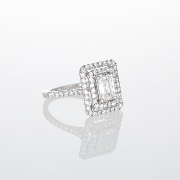 Anello Solitario in Oro Bianco 18kt con Diamante Rettangolare e Pavé