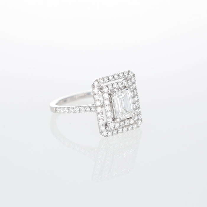 Anello Solitario in Oro Bianco 18kt con Diamante Rettangolare e Pavé