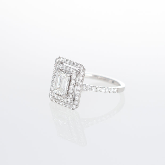 Anello Solitario in Oro Bianco 18kt con Diamante Rettangolare e Pavé
