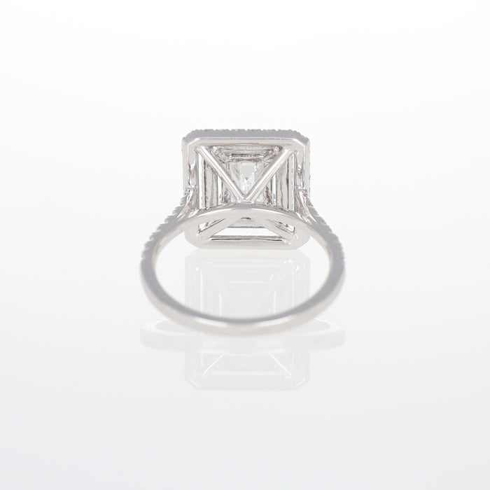 Anello Solitario in Oro Bianco 18kt con Diamante Rettangolare e Pavé