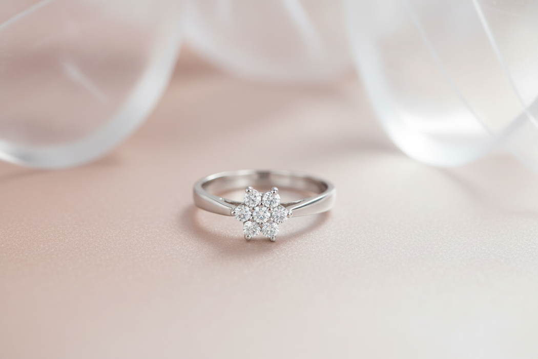 Anello in Oro Bianco 18kt con Fiore in Diamanti