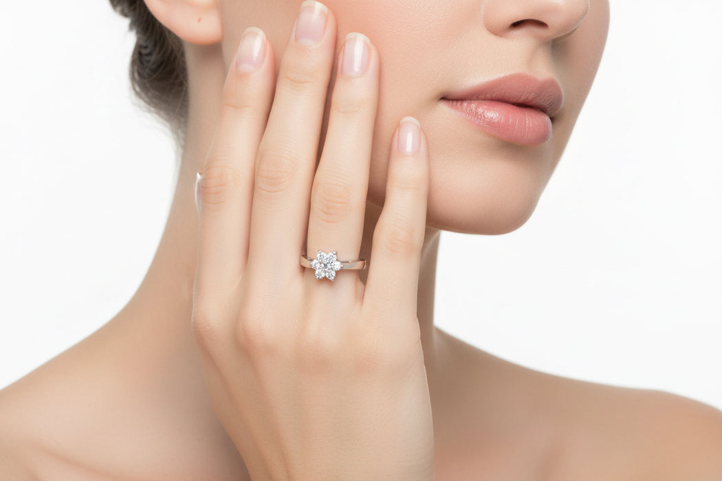 Anello in Oro Bianco 18kt con Fiore in Diamanti