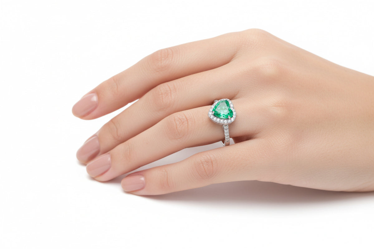 Anello in Oro Bianco con Smeraldo Cuore e  Diamanti