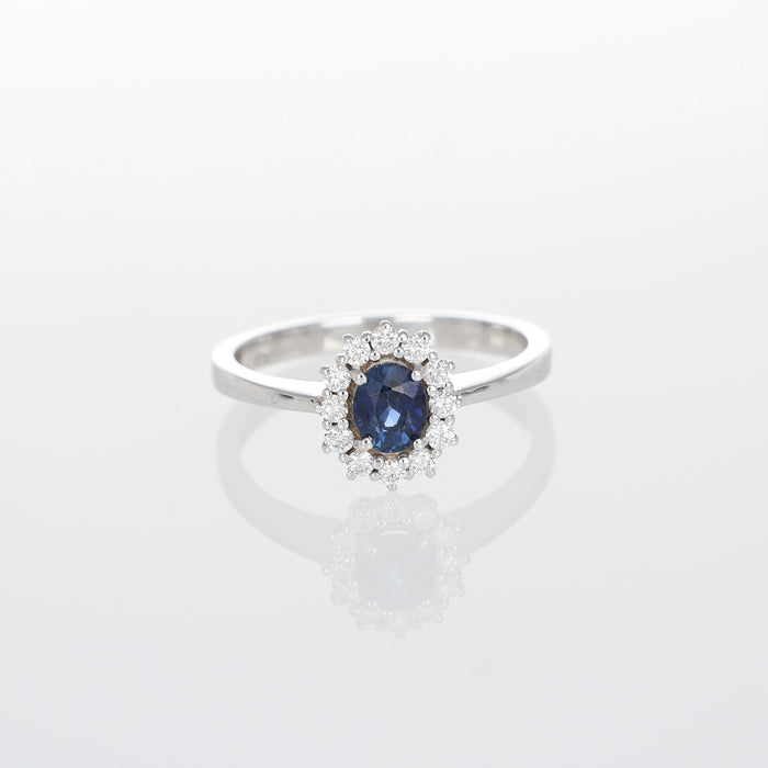 Anello in Oro Bianco 18kt con Zaffiro Blu Ovale e Contorno di Diamanti