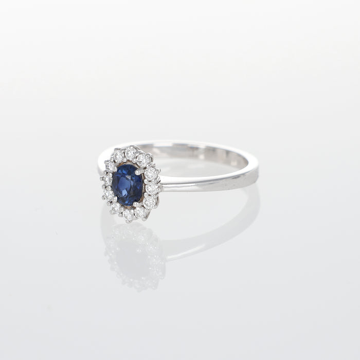 Anello in Oro Bianco 18kt con Zaffiro Blu Ovale e Contorno di Diamanti