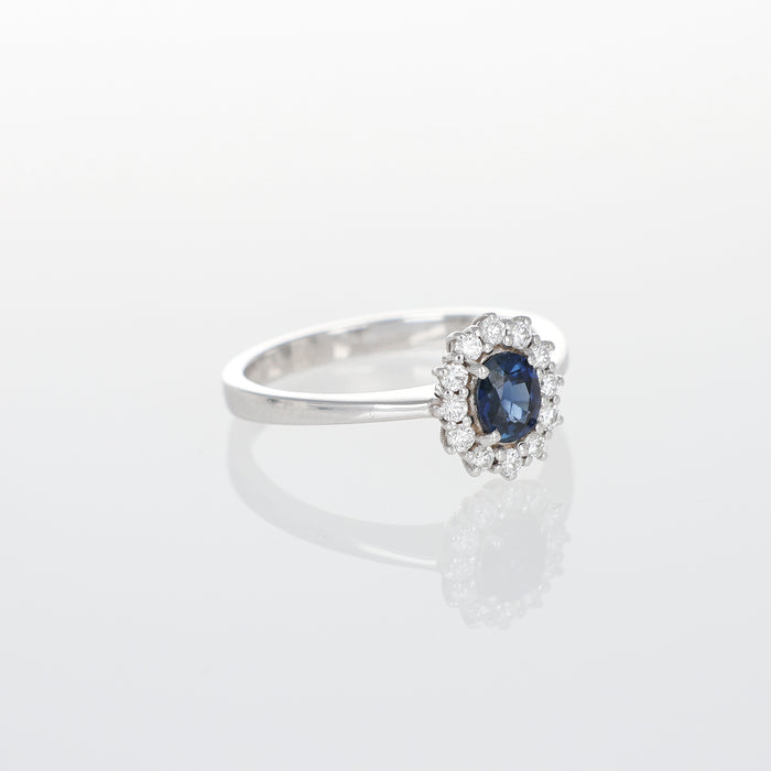 Anello in Oro Bianco 18kt con Zaffiro Blu Ovale e Contorno di Diamanti