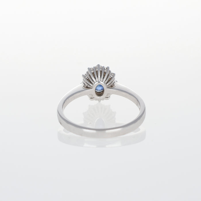 Anello in Oro Bianco 18kt con Zaffiro Blu Ovale e Contorno di Diamanti