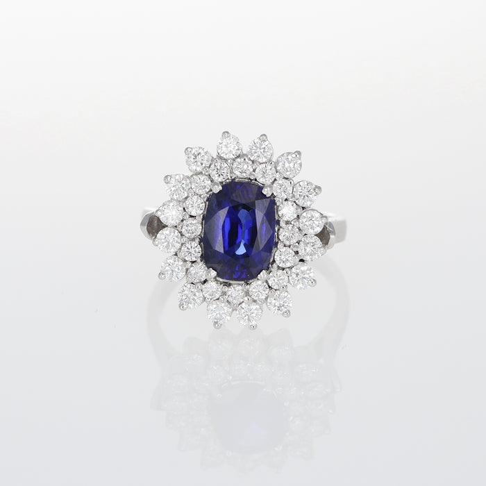 Anello in Oro Bianco con Zaffiro Blu Ovale e Doppio Contorno di Diamanti