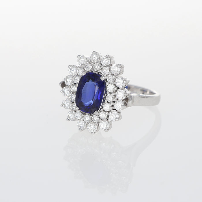 Anello in Oro Bianco con Zaffiro Blu Ovale e Doppio Contorno di Diamanti