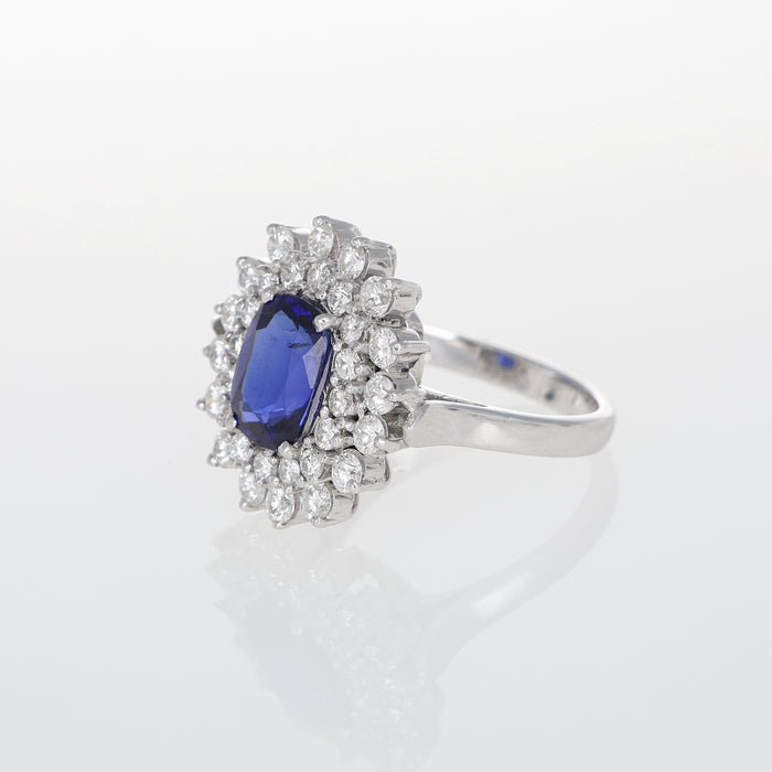 Anello in Oro Bianco con Zaffiro Blu Ovale e Doppio Contorno di Diamanti