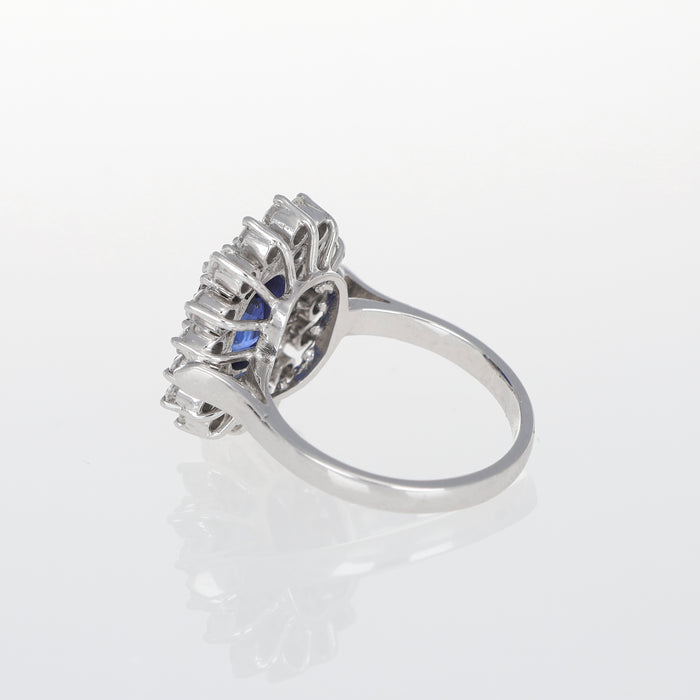 Anello in Oro Bianco con Zaffiro Blu Ovale e Doppio Contorno di Diamanti