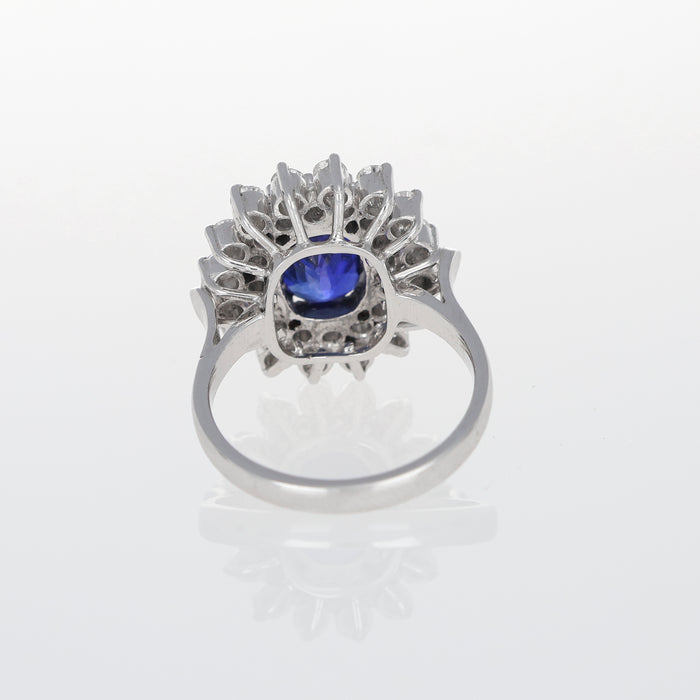Anello in Oro Bianco con Zaffiro Blu Ovale e Doppio Contorno di Diamanti