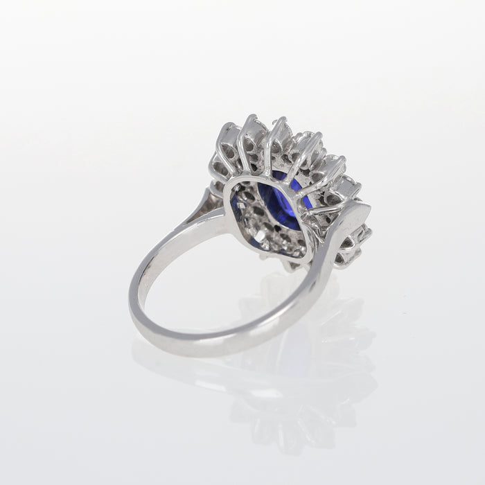 Anello in Oro Bianco con Zaffiro Blu Ovale e Doppio Contorno di Diamanti