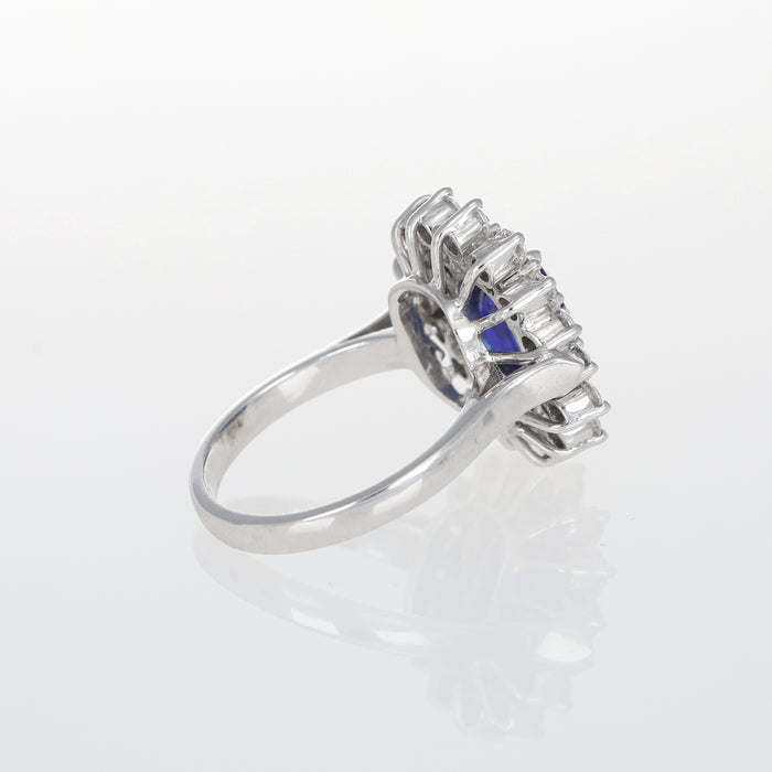 Anello in Oro Bianco con Zaffiro Blu Ovale e Doppio Contorno di Diamanti