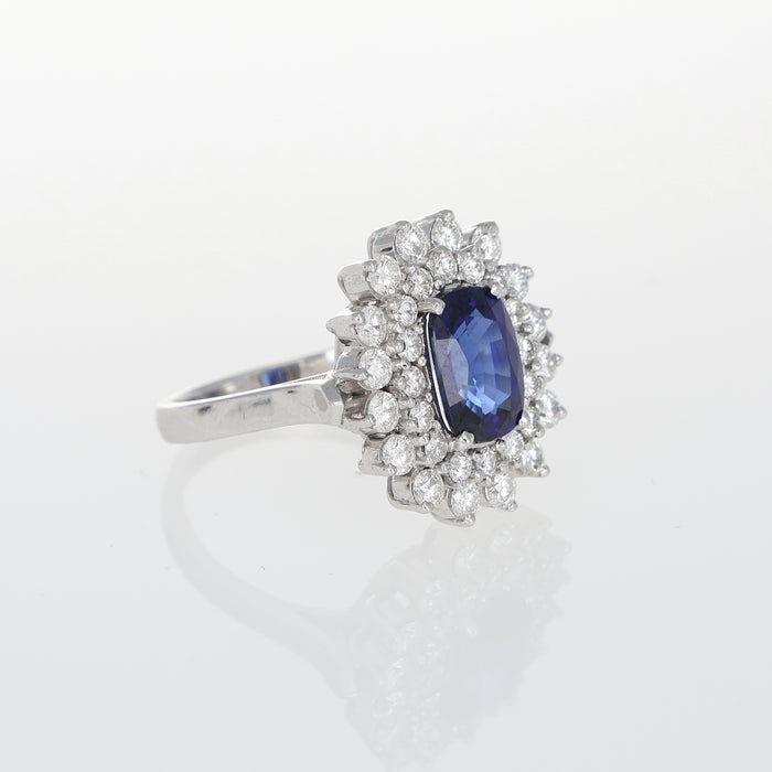 Anello in Oro Bianco con Zaffiro Blu Ovale e Doppio Contorno di Diamanti