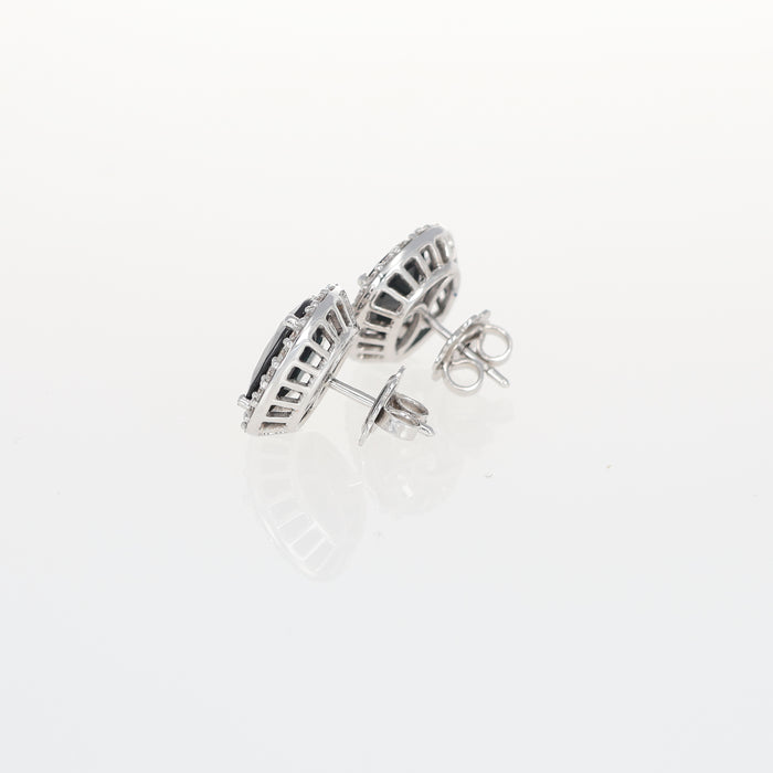 Orecchini a Lobo in Oro Bianco 18kt con Zaffiri Dark Blue e Contorno di Diamanti