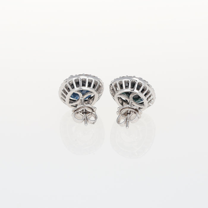 Orecchini a Lobo in Oro Bianco 18kt con Zaffiri Dark Blue e Contorno di Diamanti