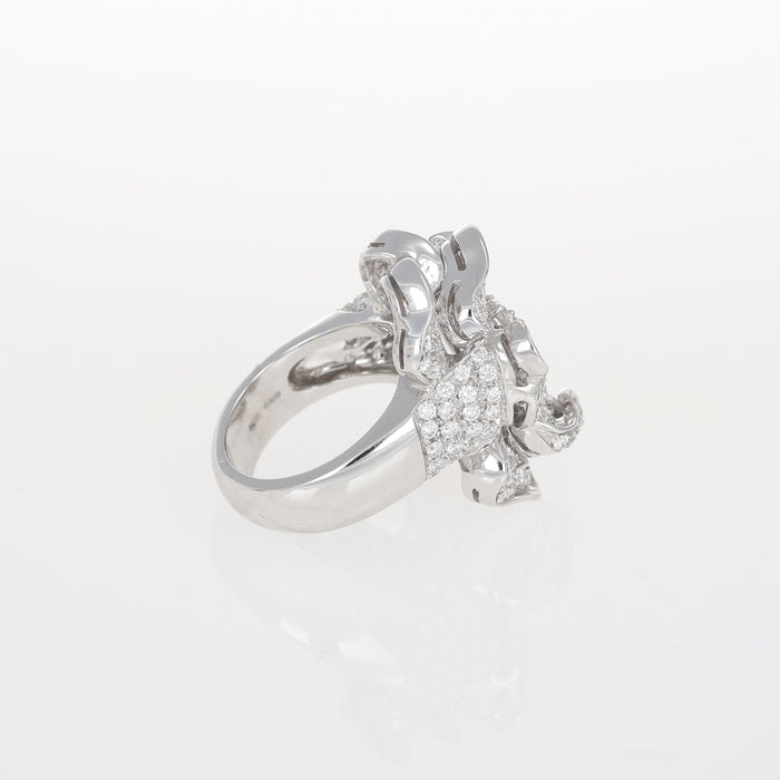 Anello Fiore in oro bianco con pavé di diamanti