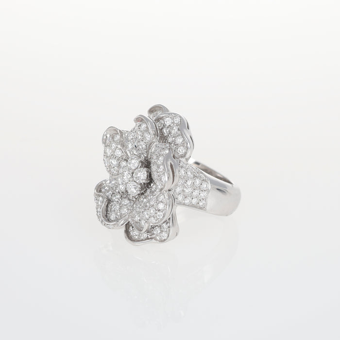 Anello Fiore in oro bianco con pavé di diamanti