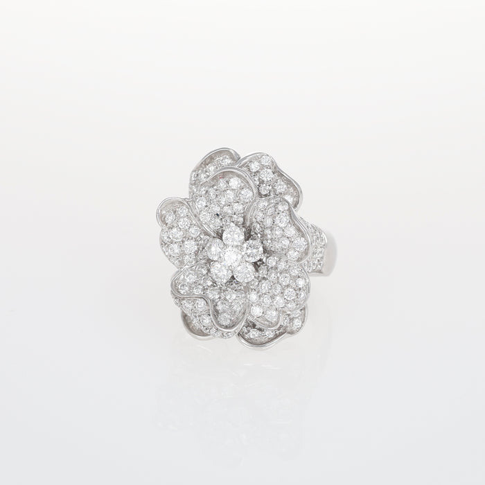Anello Fiore in oro bianco con pavé di diamanti