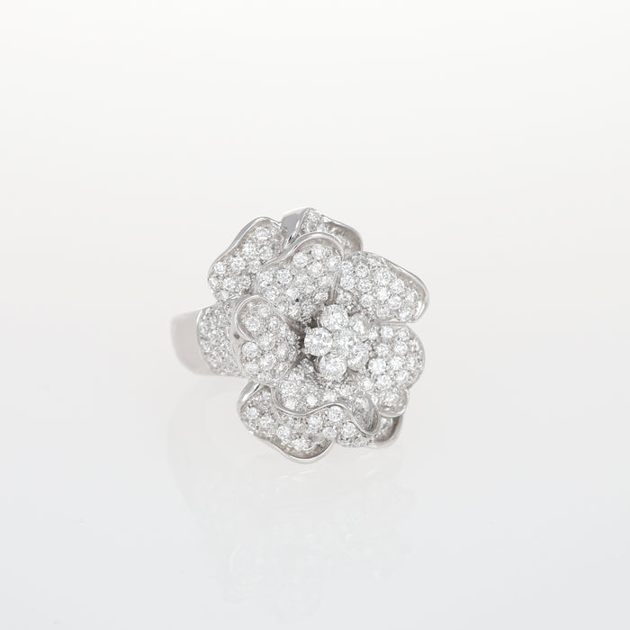 Anello Fiore in oro bianco con pavé di diamanti