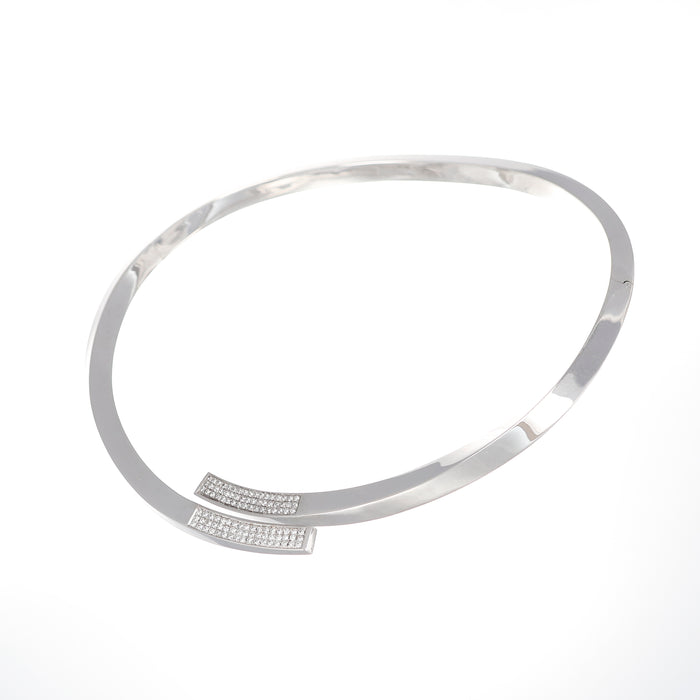 Girocollo rigido in oro bianco con pavé di diamanti