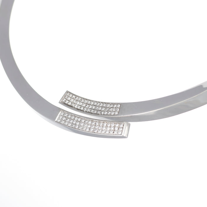 Girocollo rigido in oro bianco con pavé di diamanti