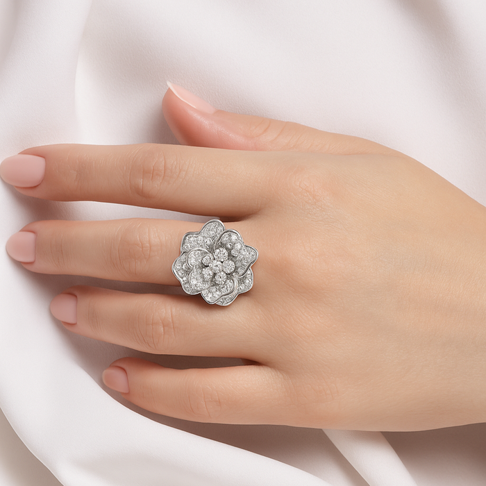 Anello Fiore in oro bianco con pavé di diamanti