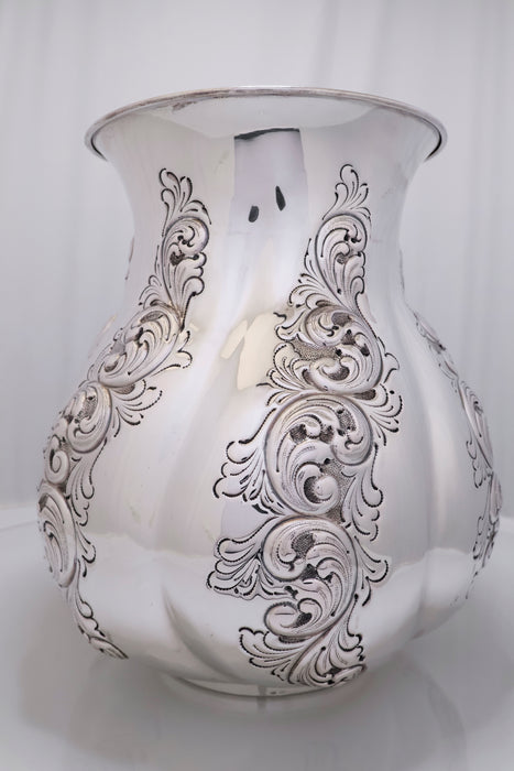 Vaso Modellato e Cesellato in Argento 800 di Trezzi, Italia