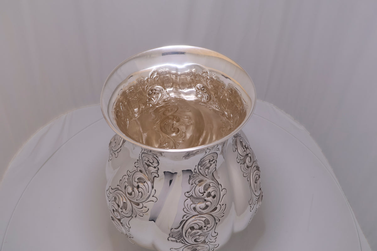 Vaso Modellato e Cesellato in Argento 800 di Trezzi, Italia