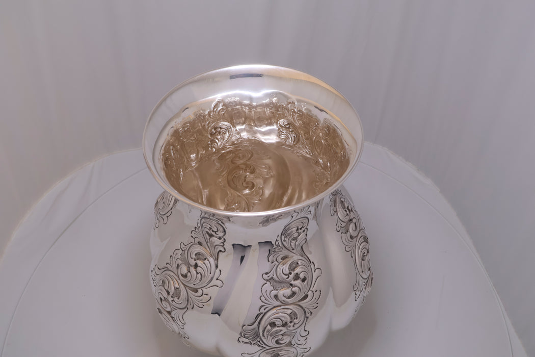 Vaso Modellato e Cesellato in Argento 800 di Trezzi, Italia