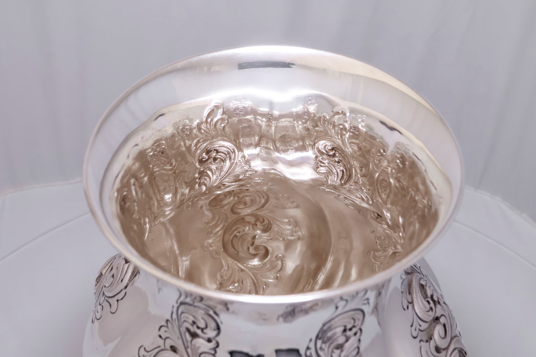 Vaso Modellato e Cesellato in Argento 800 di Trezzi, Italia