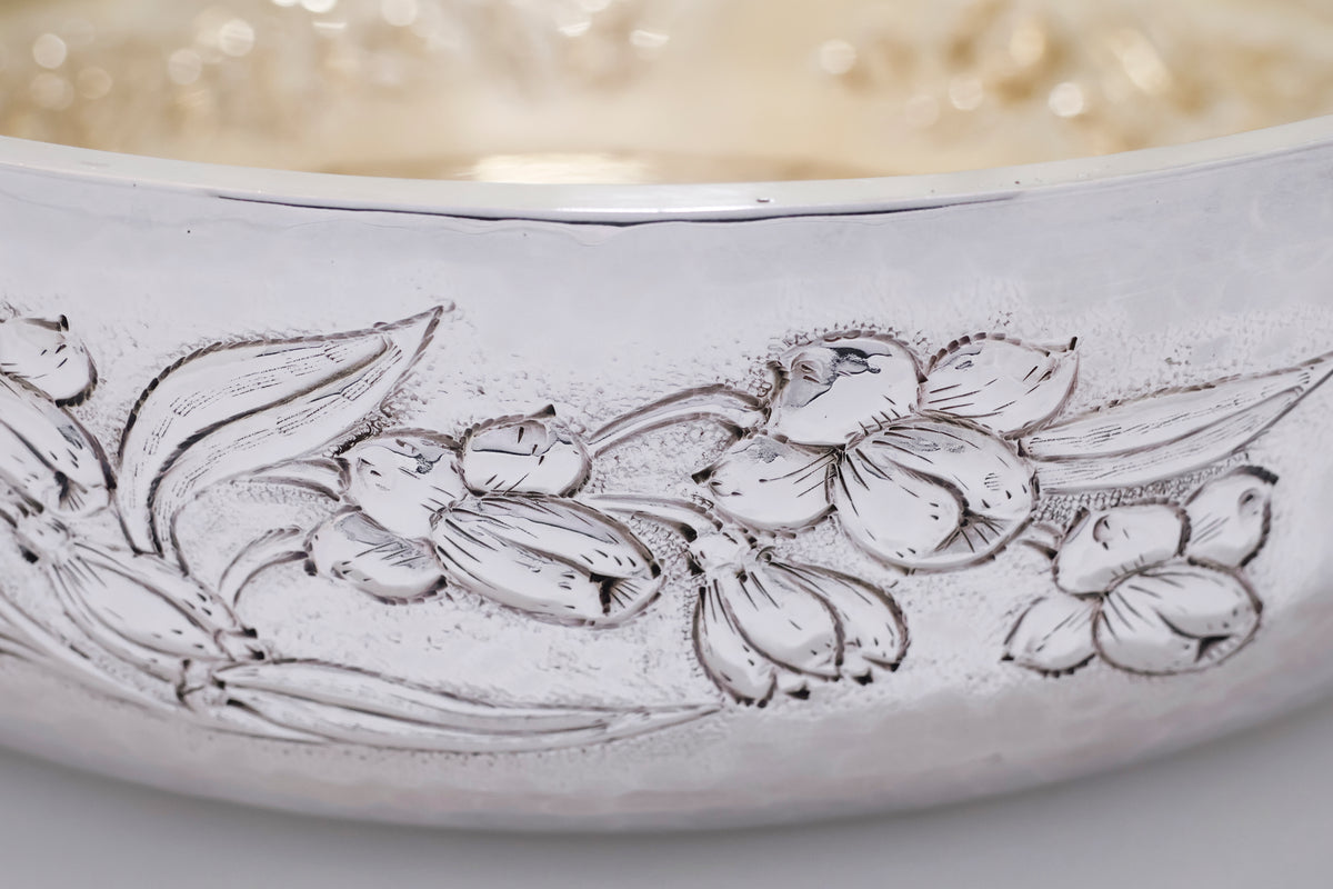 Centro Tavola Tondo in Argento con Interno Dorato e Bordo a Fiori