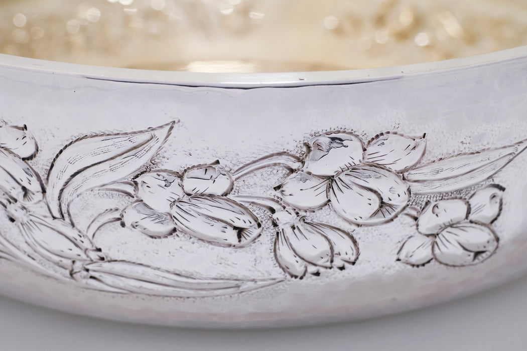 Centro Tavola Tondo in Argento con Interno Dorato e Bordo a Fiori