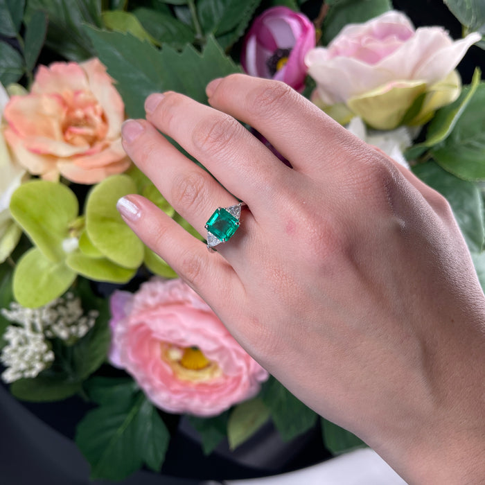 Anello in Oro Bianco 18K con Smeraldo Colombiano e Diamanti Triangolari