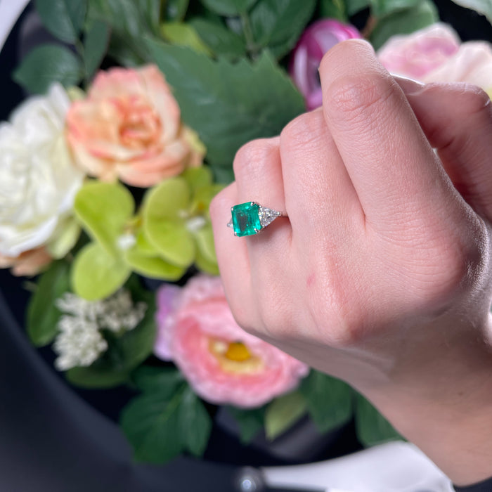 Anello in Oro Bianco 18K con Smeraldo Colombiano e Diamanti Triangolari