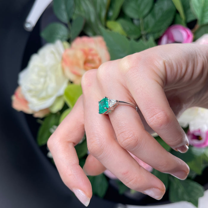 Anello in Oro Bianco 18K con Smeraldo Colombiano e Diamanti Triangolari