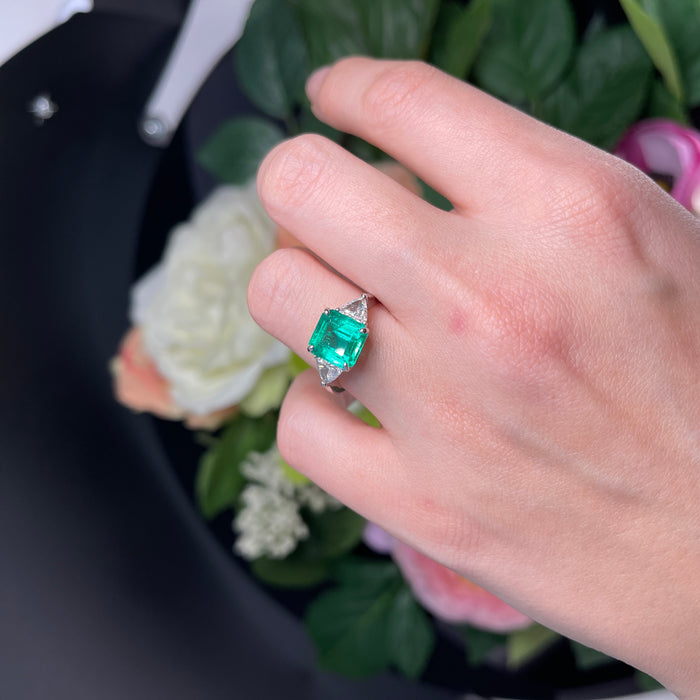 Anello in Oro Bianco 18K con Smeraldo Colombiano e Diamanti Triangolari