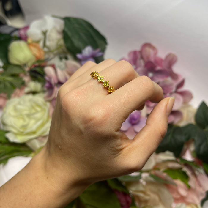 Anello Eternity con Motivo Floreale in Oro Giallo 18k e Zaffiri Gialli