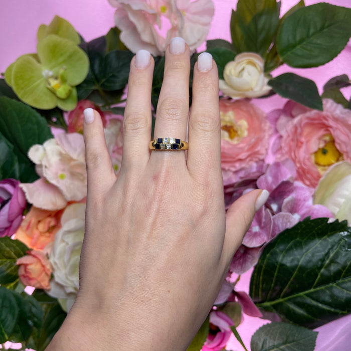 Anello in oro giallo 18k con zaffiri quadrati e diamanti taglio baguette