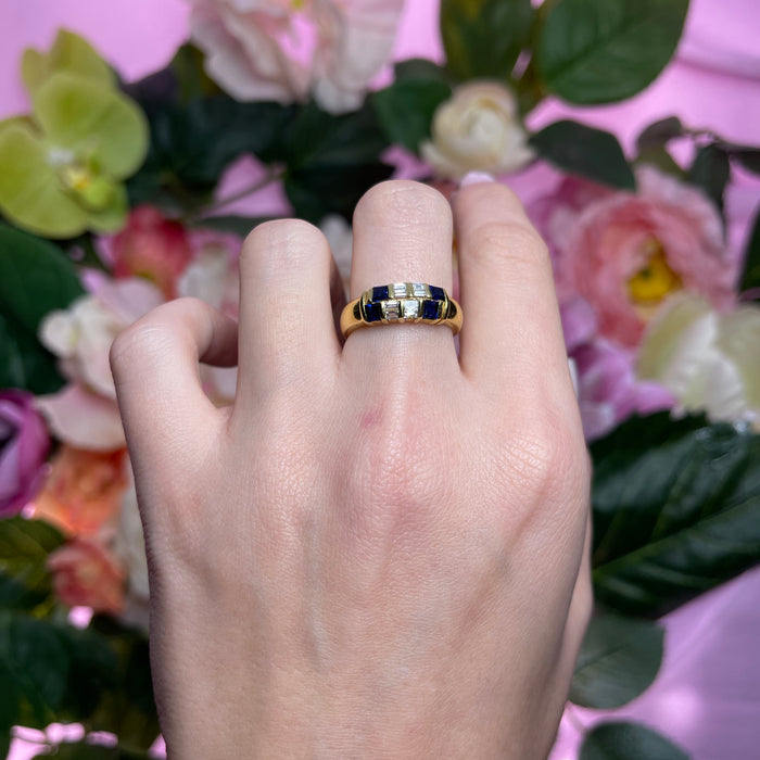Anello in oro giallo 18k con zaffiri quadrati e diamanti taglio baguette