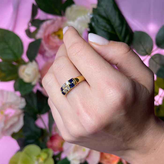 Anello in oro giallo 18k con zaffiri quadrati e diamanti taglio baguette