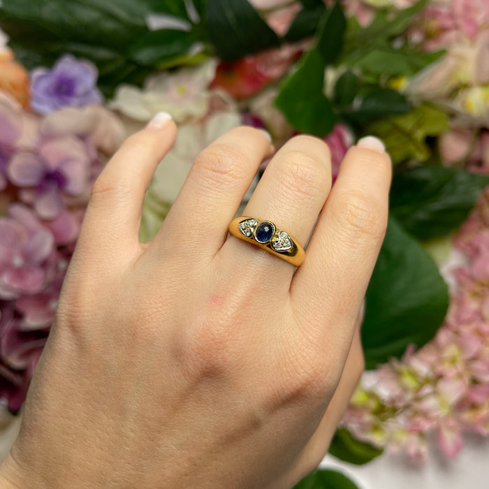 Anello in Oro Giallo 18kt con Zaffiro Cabochon e Cuori di Diamanti