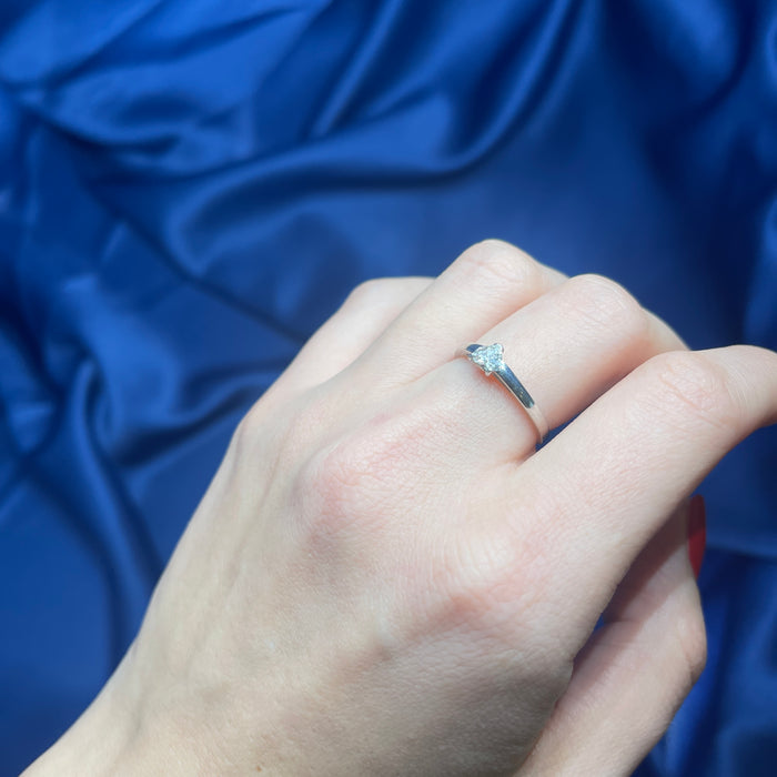 Anello Solitario in Oro Bianco 18K con Diamante Cuore da 0,26 ct