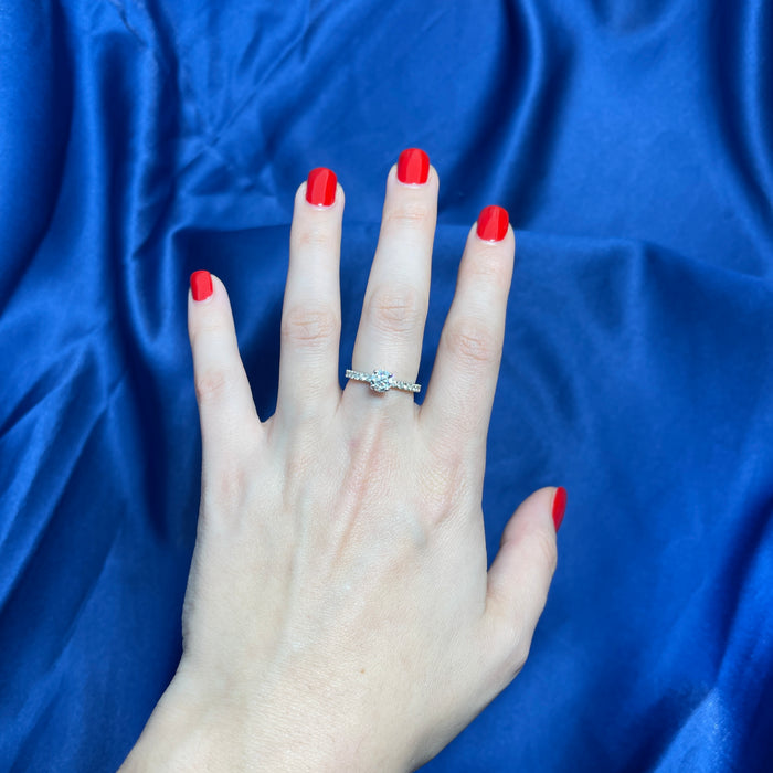 Anello Solitario in Oro Bianco 18kt con Diamante Centrale da 0,70 ct e Fascia con Diamanti