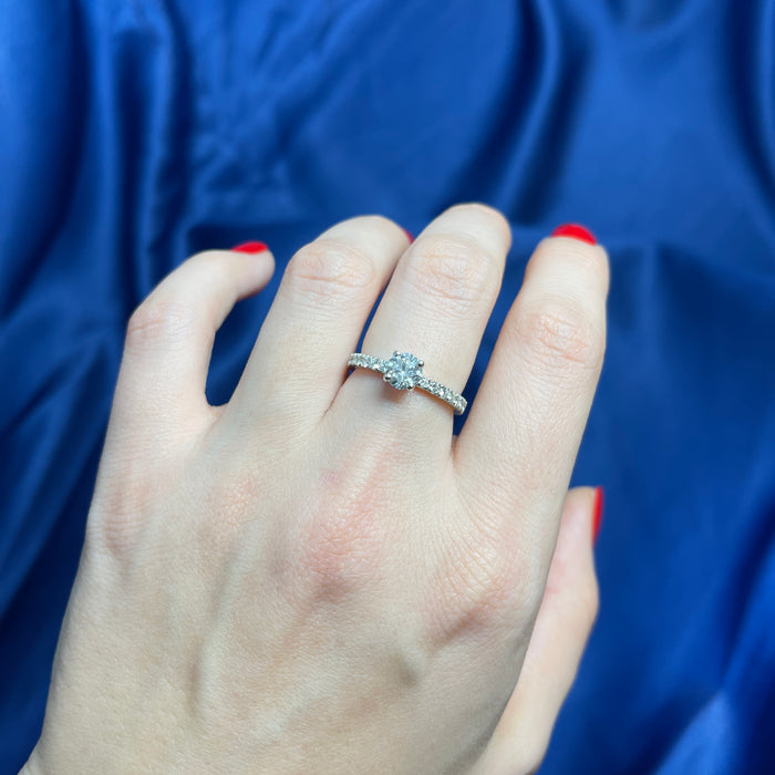 Anello Solitario in Oro Bianco 18kt con Diamante Centrale da 0,70 ct e Fascia con Diamanti