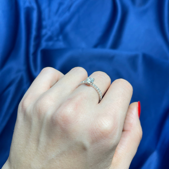 Anello Solitario in Oro Bianco 18kt con Diamante Centrale da 0,70 ct e Fascia con Diamanti