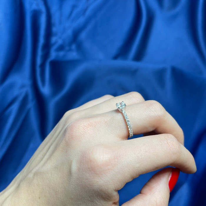 Anello Solitario in Oro Bianco 18kt con Diamante Centrale da 0,70 ct e Fascia con Diamanti